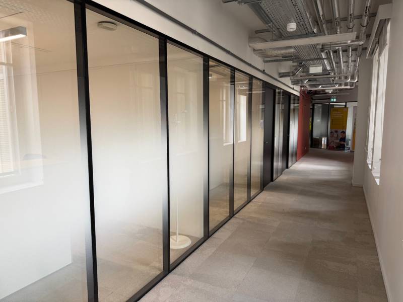 Pose de cloison toute hauteur double vitrage avec motif vitrophanie la Poste village a Marseille