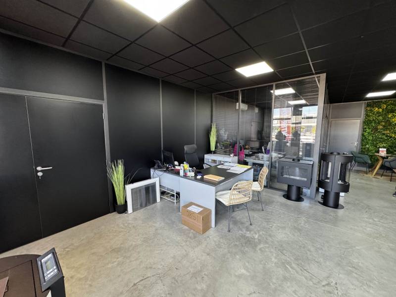 Conseils et création d'un showroom et de bureaux dans un hangar pour la société inter stoves84 a pertuis 84120