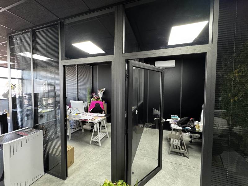 pose de cloisons amovibles vitrées laquées noir avec stores intégrés pour hangar professionnel à Pertuis