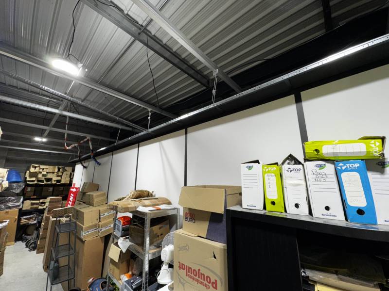 Conseils et création d'un showroom et de bureaux dans un hangar pour la société inter stoves84 a pertuis 84120