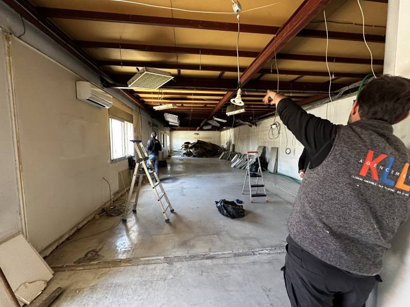 rénovation complète de bureaux professionnels , cloisons et faux plafond a vitrolles pour la société SCI LOOPING