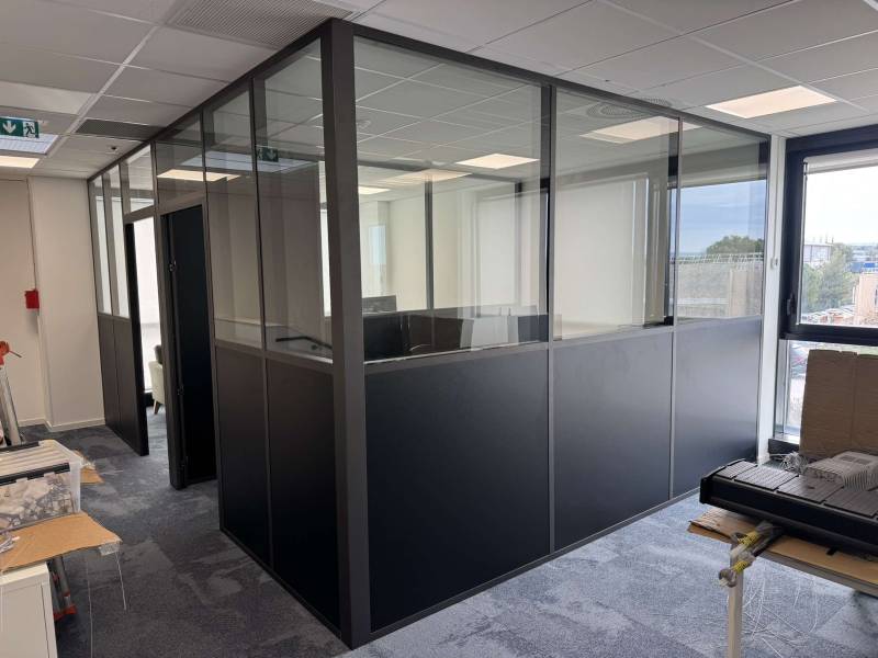 Rénovation complète de bureaux avec cloison aluminium noir,  vitrée sur allege pour un espace de co-working a Toulon Var 83