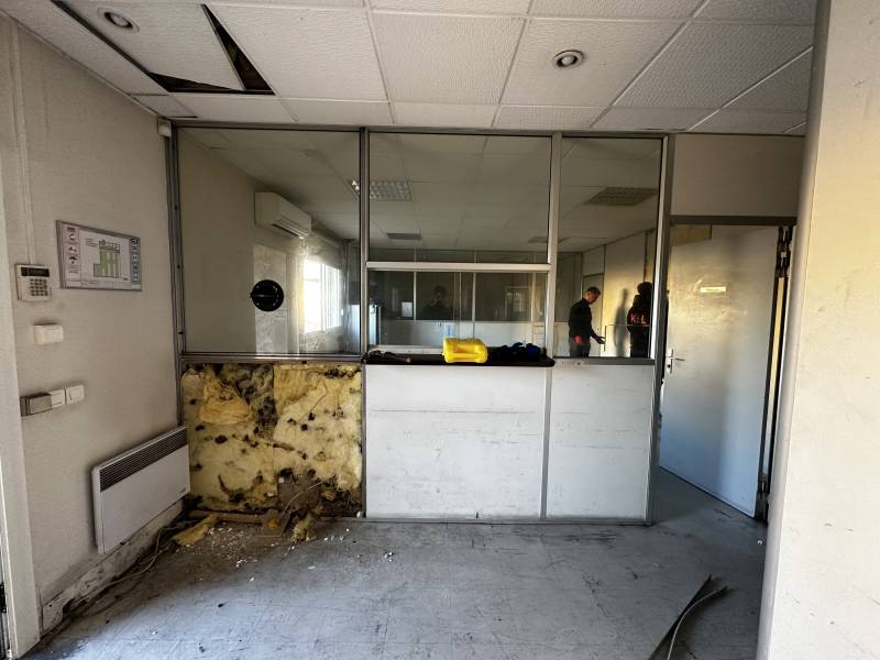 rénovation complète de bureaux professionnels , cloisons et faux plafond a vitrolles pour la société SCI LOOPING