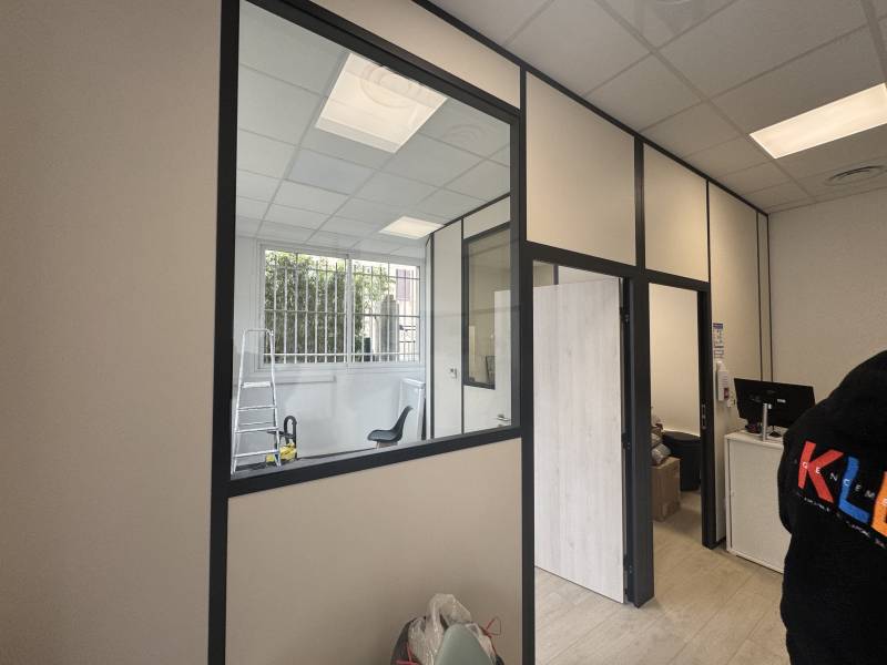 Transformation d’un local brut en cabinet médical moderne à Marseille 13