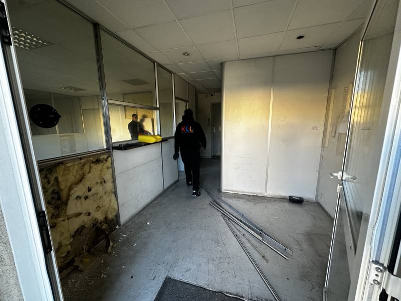 rénovation complète de bureaux professionnels , cloisons et faux plafond a vitrolles pour la société SCI LOOPING