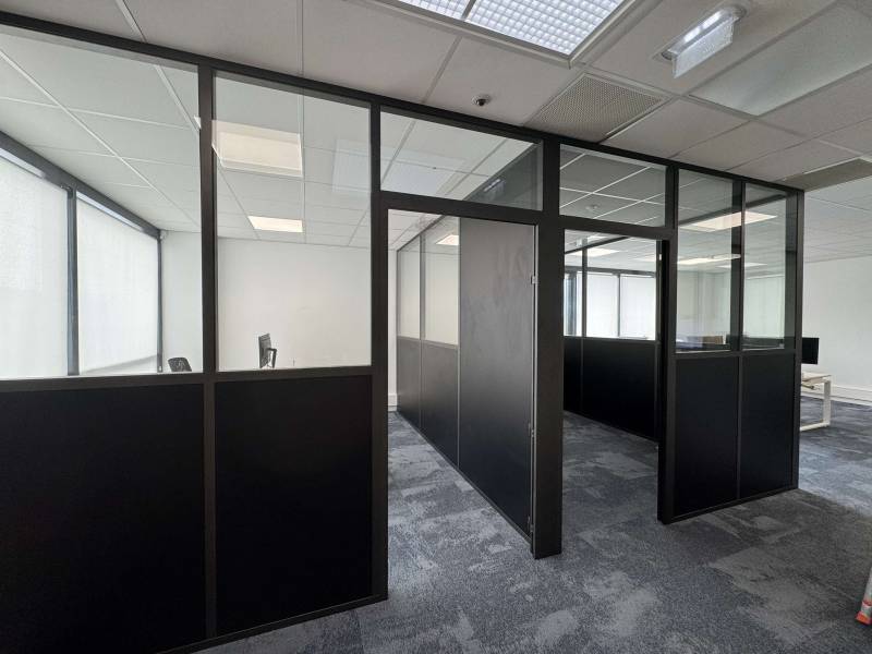 Rénovation complète de bureaux avec cloison aluminium noir,  vitrée sur allege pour un espace de co-working a Toulon Var 83