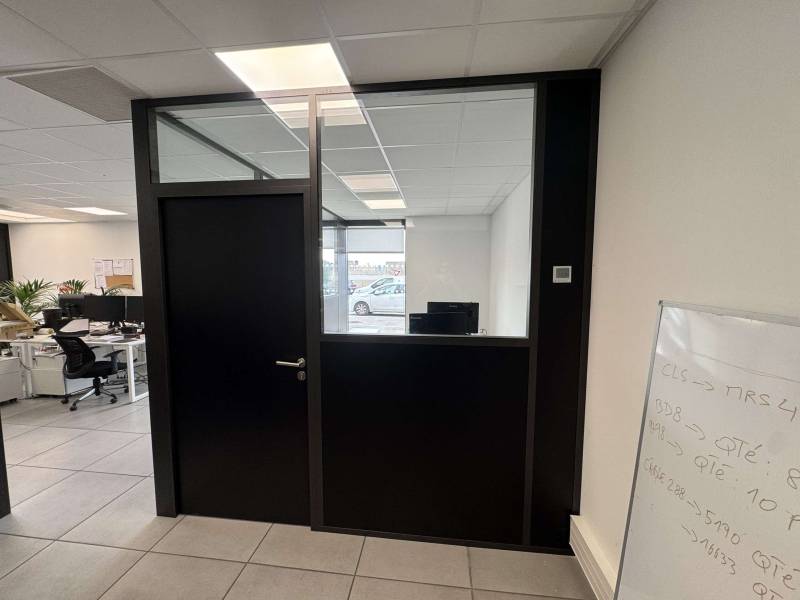 Rénovation complète de bureaux avec cloison aluminium noir,  vitrée sur allege pour un espace de co-working a Toulon Var 83