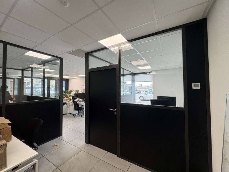Rénovation complète de bureaux avec cloison aluminium noir,  vitrée sur allege pour un espace de co-working a Toulon Var 83