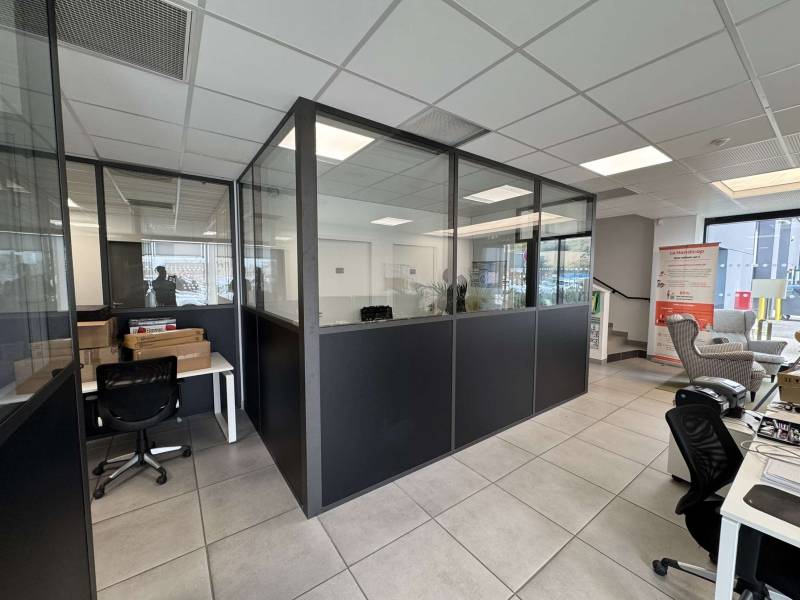 Rénovation complète de bureaux avec cloison aluminium noir,  vitrée sur allege pour un espace de co-working a Toulon Var 83