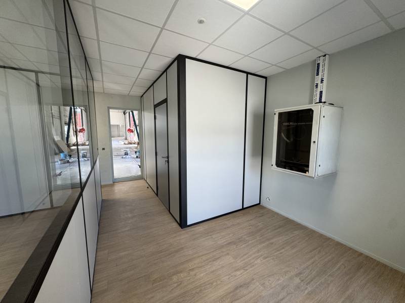 rénovation complète de bureaux professionnels , cloisons et faux plafond a vitrolles pour la société SCI LOOPING