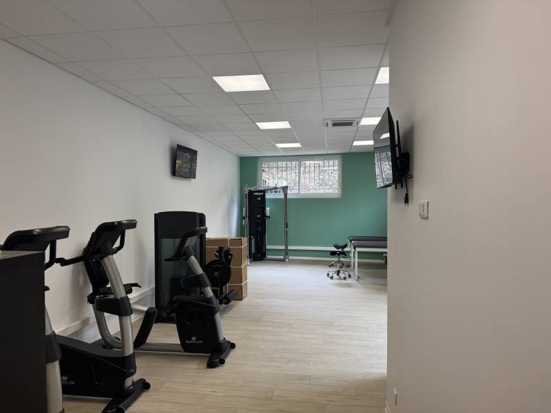 Transformation d’un local brut en cabinet médical moderne à Marseille 13