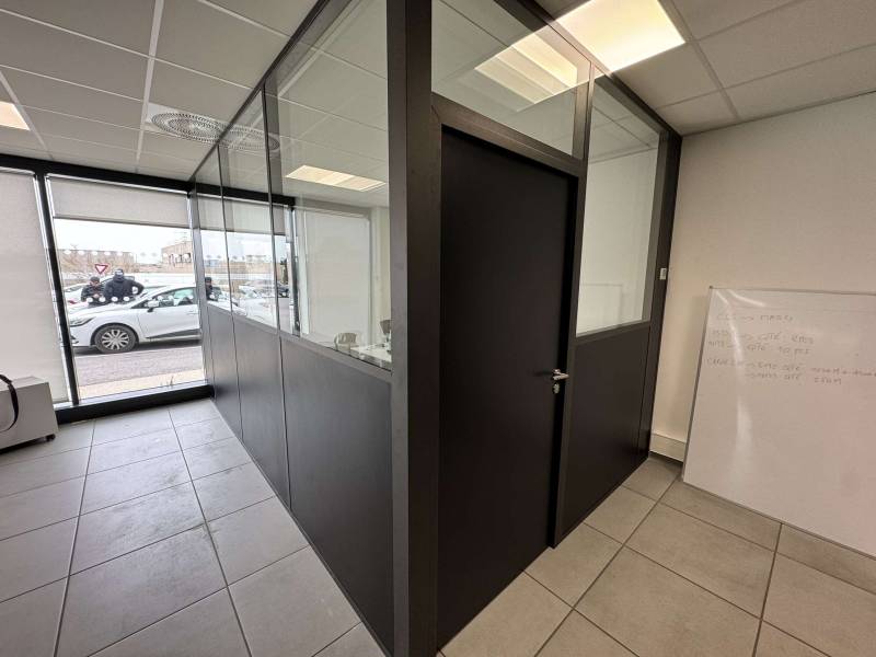 Rénovation complète de bureaux avec cloison aluminium noir,  vitrée sur allege pour un espace de co-working a Toulon Var 83