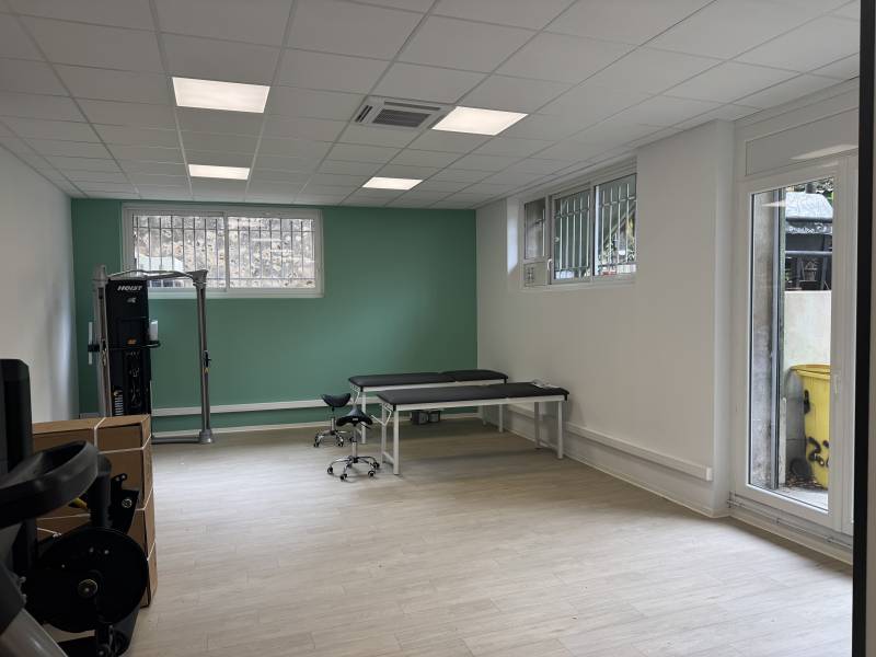 Transformation d’un local brut en cabinet médical moderne à Marseille 13