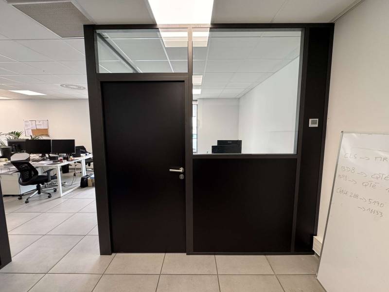 Rénovation complète de bureaux avec cloison aluminium noir,  vitrée sur allege pour un espace de co-working a Toulon Var 83