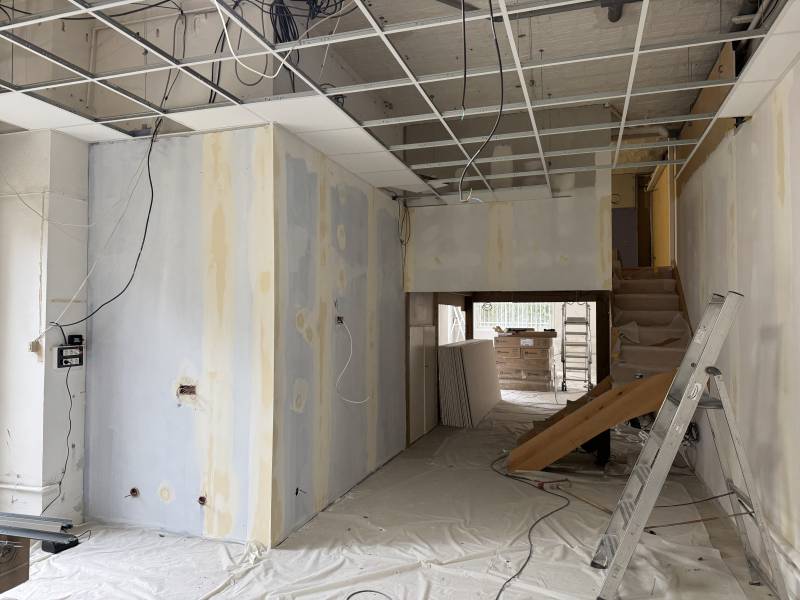 Transformation d’un local brut en cabinet médical moderne à Marseille 13