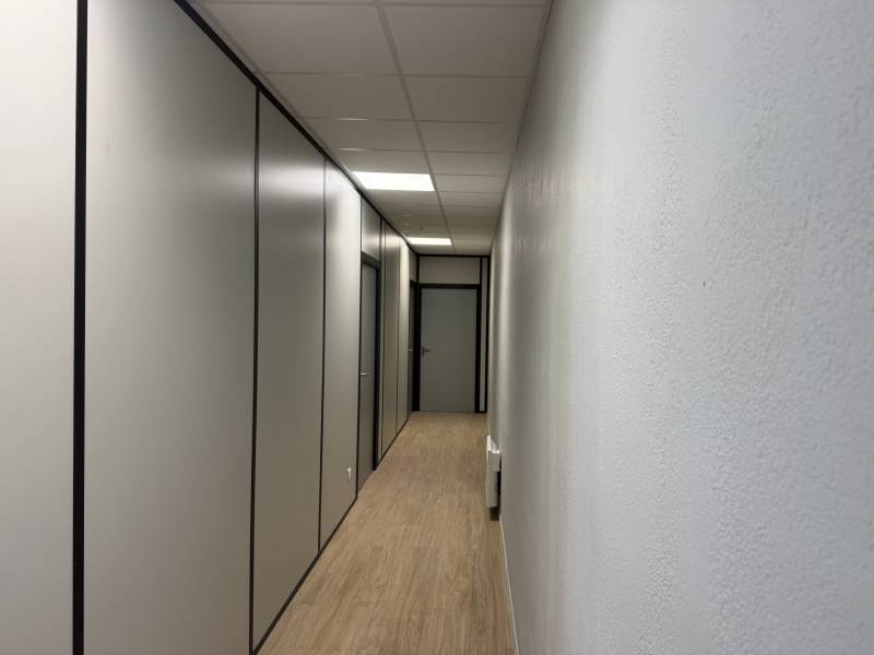 rénovation complète de bureaux professionnels , cloisons et faux plafond a vitrolles pour la société SCI LOOPING