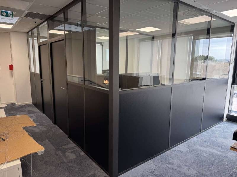 Rénovation complète de bureaux avec cloison aluminium noir,  vitrée sur allege pour un espace de co-working a Toulon Var 83