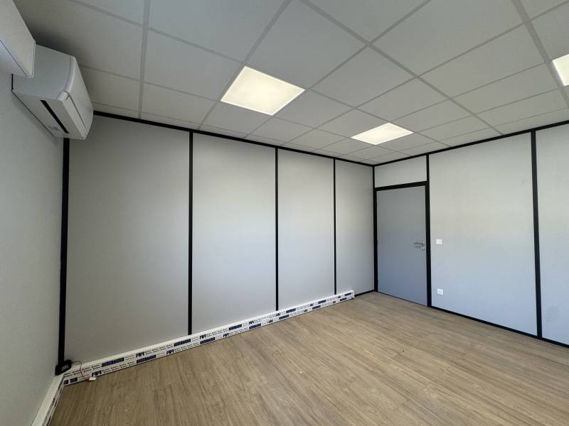 rénovation complète de bureaux professionnels , cloisons et faux plafond a vitrolles pour la société SCI LOOPING