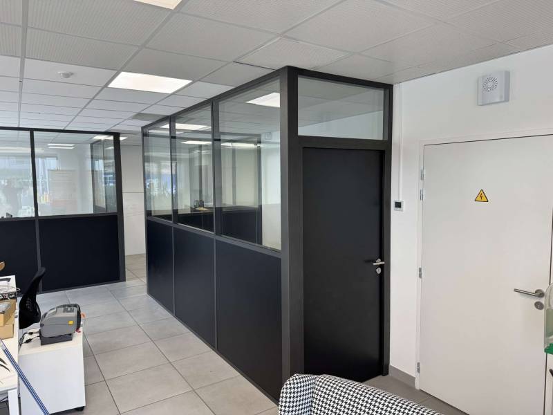 Rénovation complète de bureaux avec cloison aluminium noir,  vitrée sur allege pour un espace de co-working a Toulon Var 83