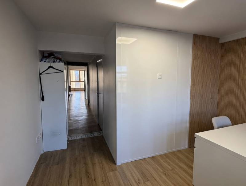 Aménagement d'un Cabinet de Kinésithérapie à la Cité Radieuse : Cloisonnement Amovible Haute Performance et Respect du Patrimoine Le Corbusier