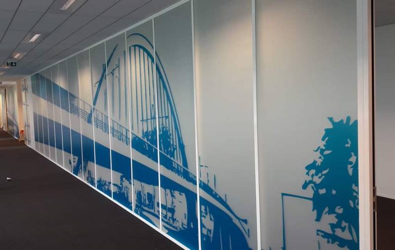 Création sur mesure et pose de vitrophanie pour vitrines d'enseignes professionel dans les Bouches-du-Rhône